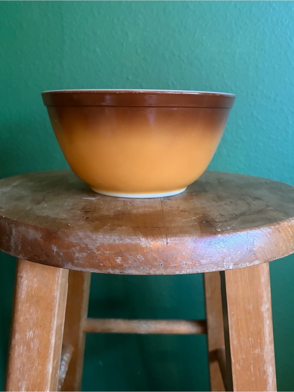 Vintage Pyrex mixing bowl in Brown Fade pattern 1.5 quarts